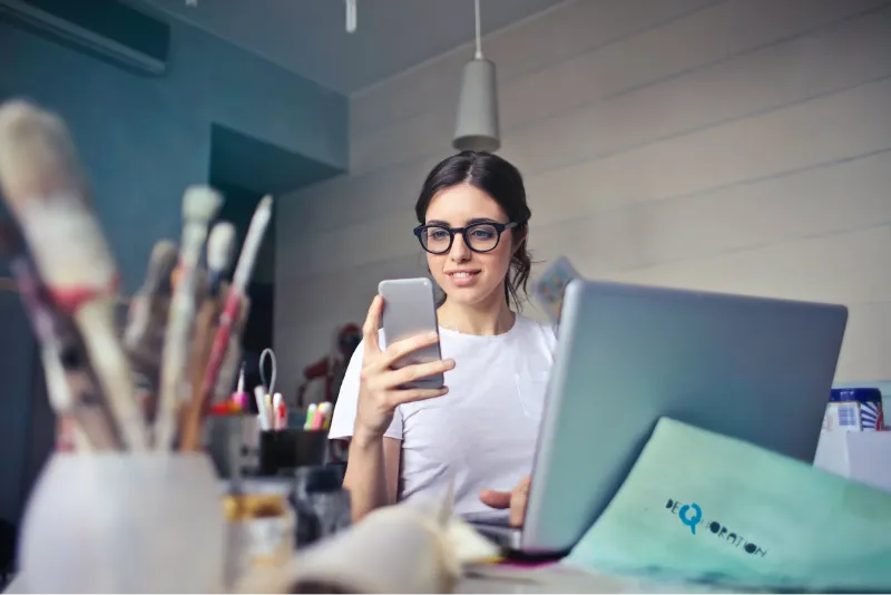 Personas trabajando en una oficina